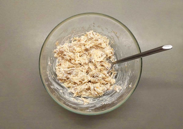 Свинина под сыром с помидорами и орехами Свинина под сыром с помидорами и орехами