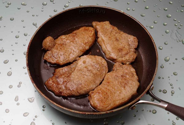 Свинина под сыром с помидорами и орехами Свинина под сыром с помидорами и орехами