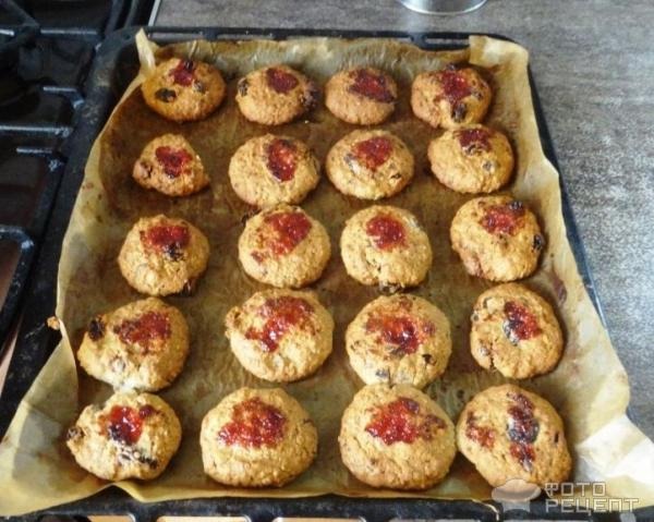 Рецепт: Овсяное печенье с орехами, изюмом и шоколадом - Очень вкусно и сытно. Рецепт: Овсяное печенье с орехами, изюмом и шоколадом - Очень вкусно и сытно.
