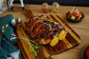 Свинина с картофелем и беконом на шпажках, запеченная в духовке