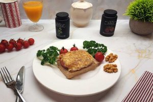 Свинина под сыром с помидорами и орехами