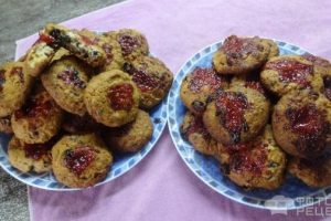 Рецепт: Овсяное печенье с орехами, изюмом и шоколадом — Очень вкусно и сытно.