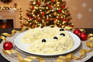 Невероятно вкусный салат «Подкова» на праздничный стол. Огненная лошадь будет довольна!