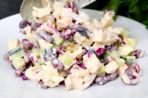 Вкуснейший салат с консервированной фасолью. Простой рецепт за 15 минут!