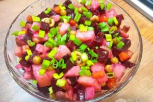 Рецепт: Вкуснейший винегрет с секретиком — с маринованными грибами