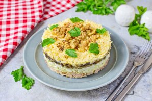Слоёный салат с копчёной курицей Слоёный салат с копчёной курицей