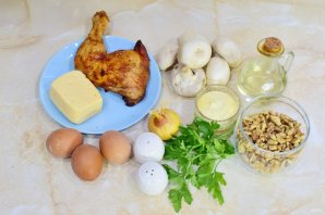 Слоёный салат с копчёной курицей Слоёный салат с копчёной курицей