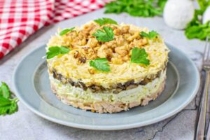 Слоёный салат с копчёной курицей