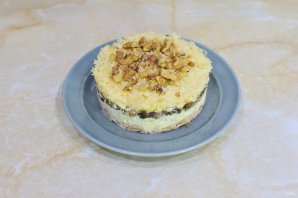Слоёный салат с копчёной курицей Слоёный салат с копчёной курицей