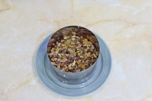 Слоёный салат с копчёной курицей Слоёный салат с копчёной курицей