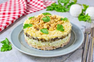 Слоёный салат с копчёной курицей Слоёный салат с копчёной курицей