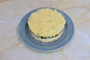 Слоёный салат с копчёной курицей Слоёный салат с копчёной курицей