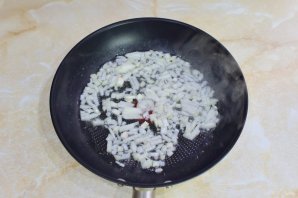 Слоёный салат с копчёной курицей Слоёный салат с копчёной курицей