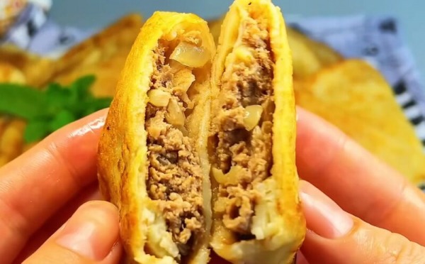 Свекровь раскрыла фамильный рецепт — блины с мясом, которые исчезают со стола за 3 минуты. Всё дело в начинке Свекровь раскрыла фамильный рецепт — блины с мясом, которые исчезают со стола за 3 минуты. Всё дело в начинке