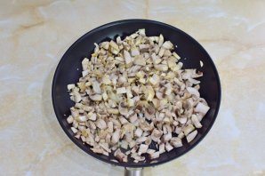 Слоёный салат с копчёной курицей Слоёный салат с копчёной курицей