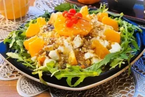 Салат с хурмой, сыром и рукколой