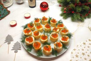 Яичные рулетики с икрой