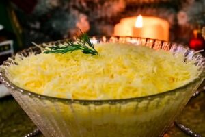 Всего 3 ингредиента! «Париж в снегу» — самый быстрый салат под шампанское на старый Новый год