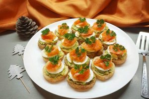 Бутерброды с семгой и авокадо